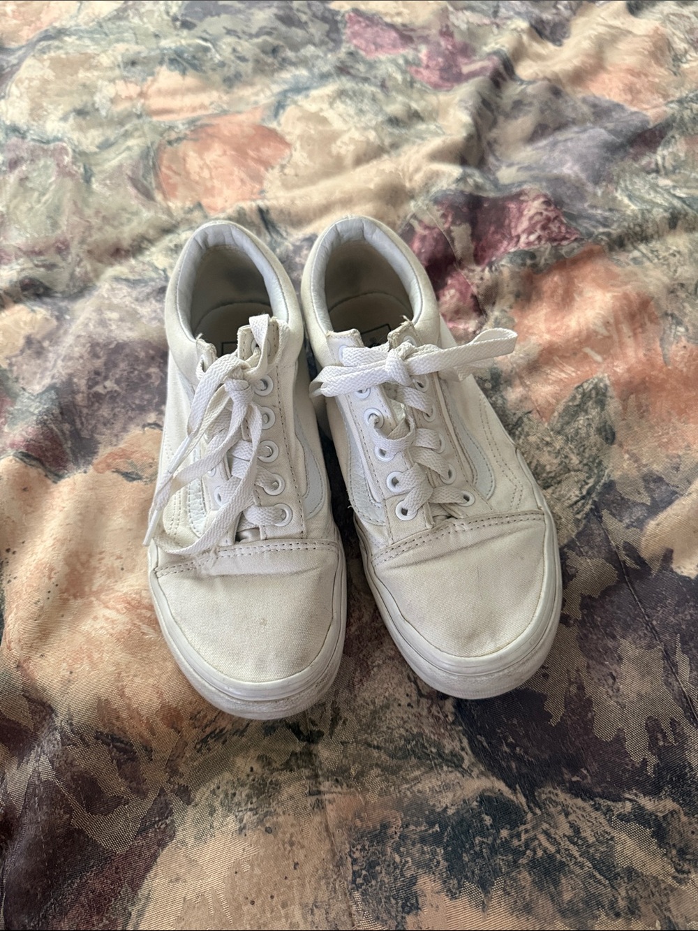 Vans women’s White Canvas Low-Top Lace-Up Sneakers